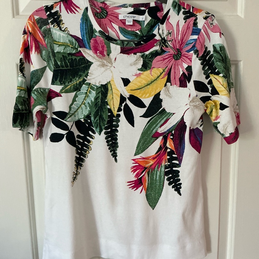 Chico’s Floral Print Short Sleeve Top, White Background, Sz Medium